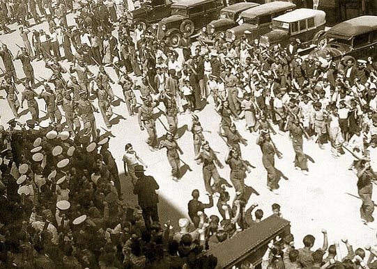 Parade von MilizionärInnen