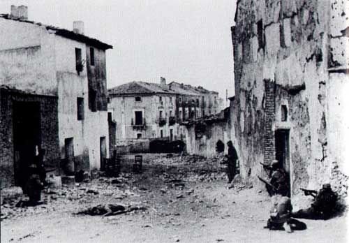 Spanischer Bürgerkrieg und anarchistische Revolution 1936-39 - Bild Erstürmung eines Dorfes 4